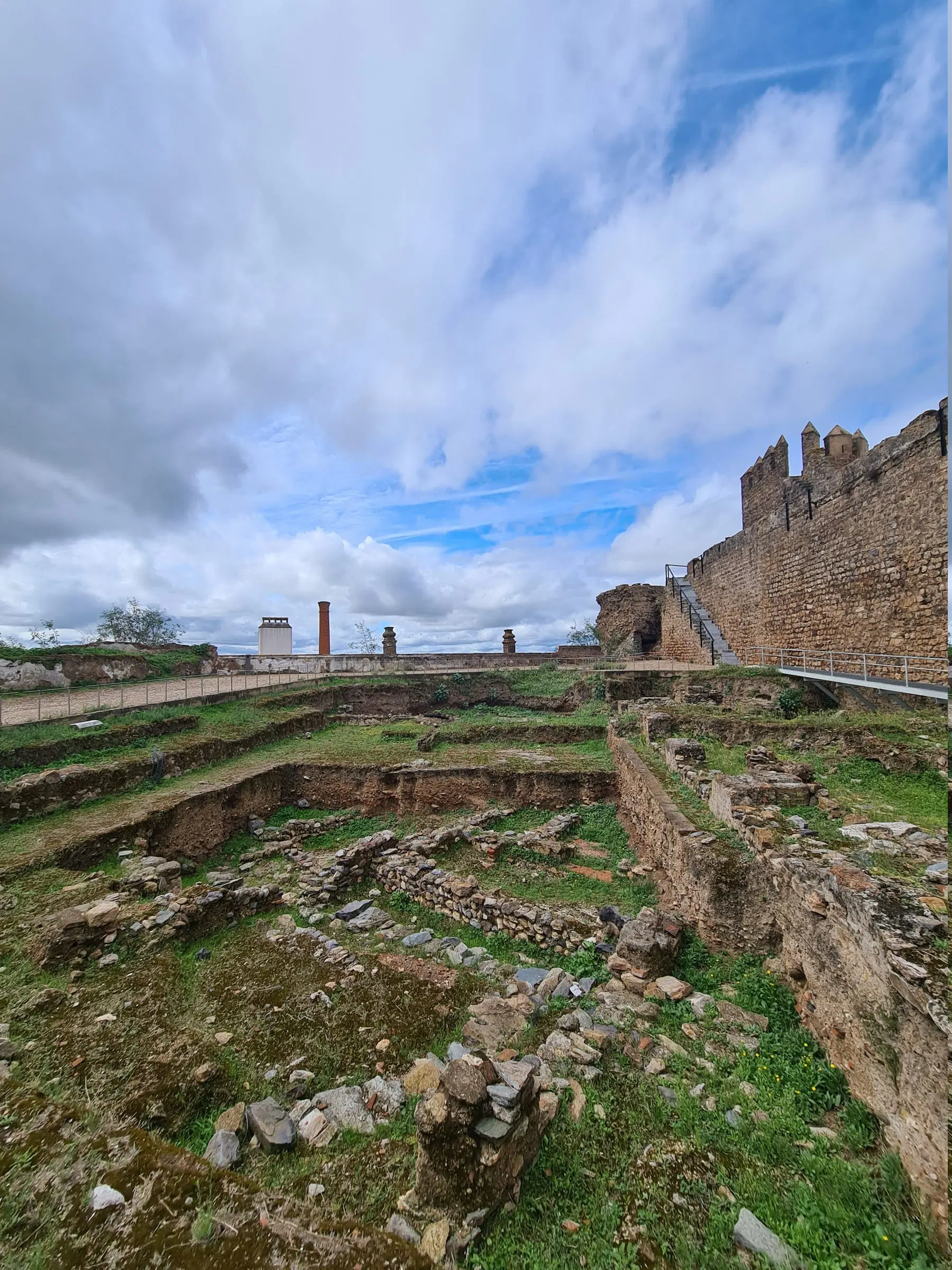 La plaza de toros dentro de las murallas del castillo de Moura, con gradas de tierra.
