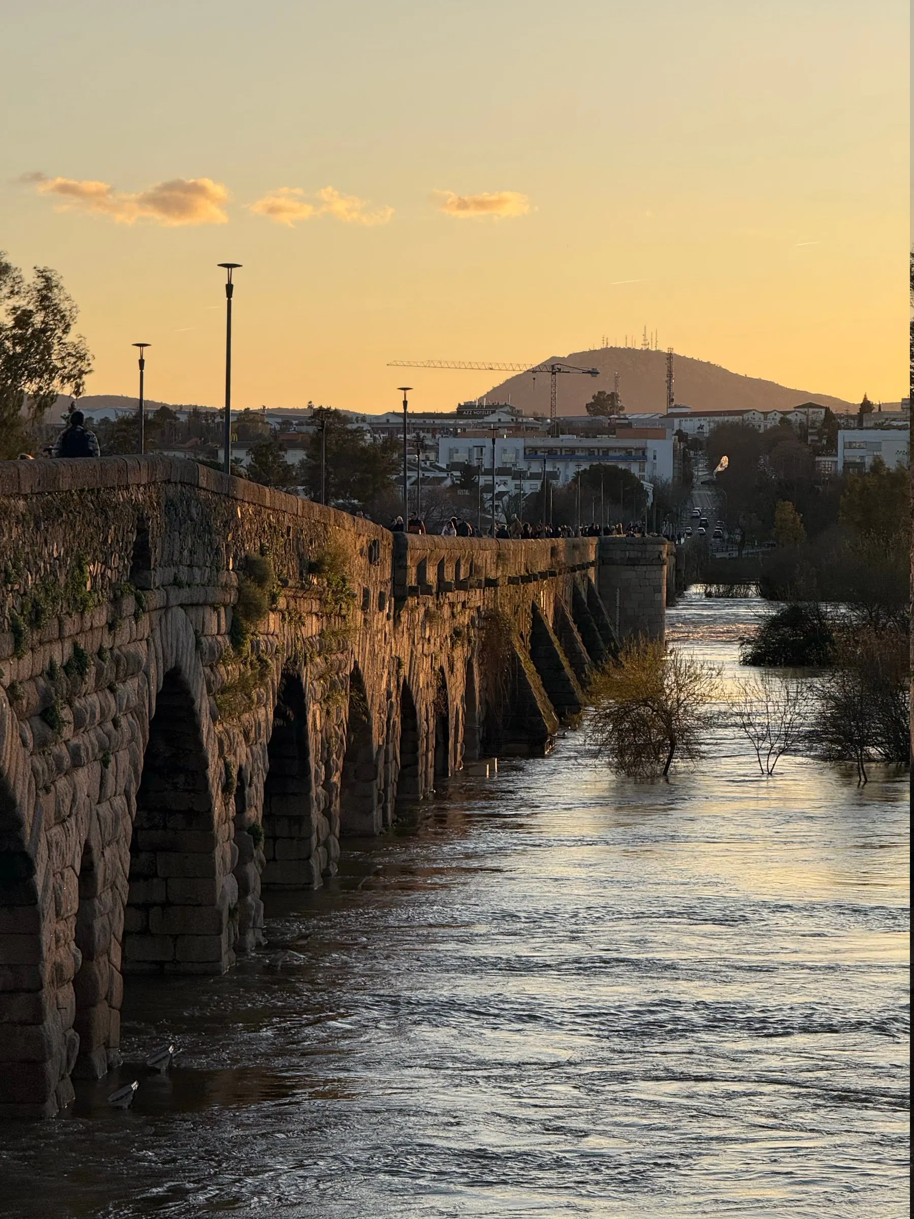 A ponte romana de Mérida a atravessar o Guadiana, ao fim da tarde.