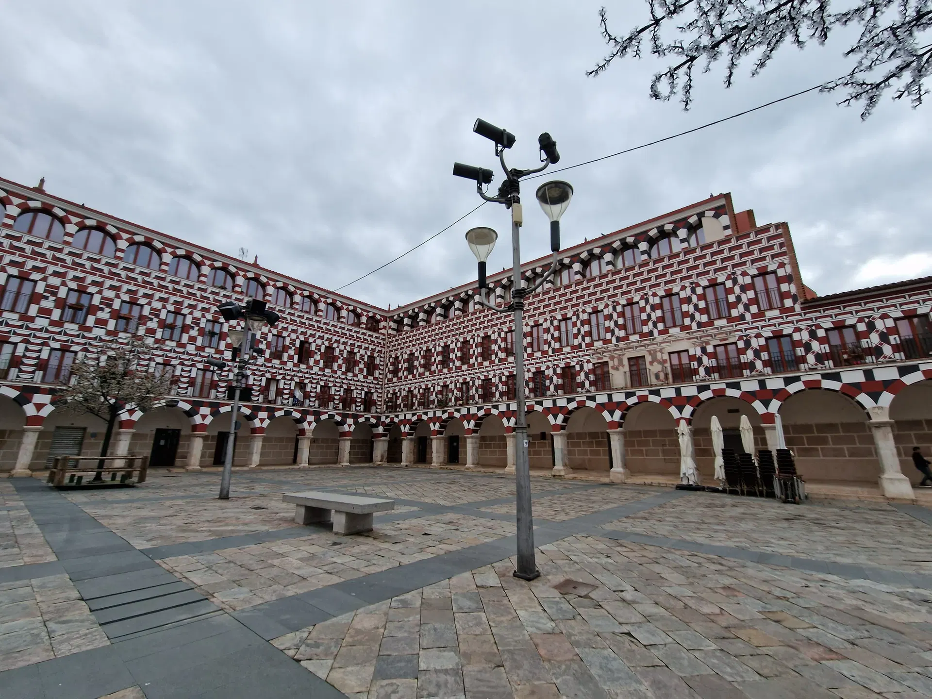 A Plaza Alta de Badajoz, com as arcadas pintadas a vermelho e branco.