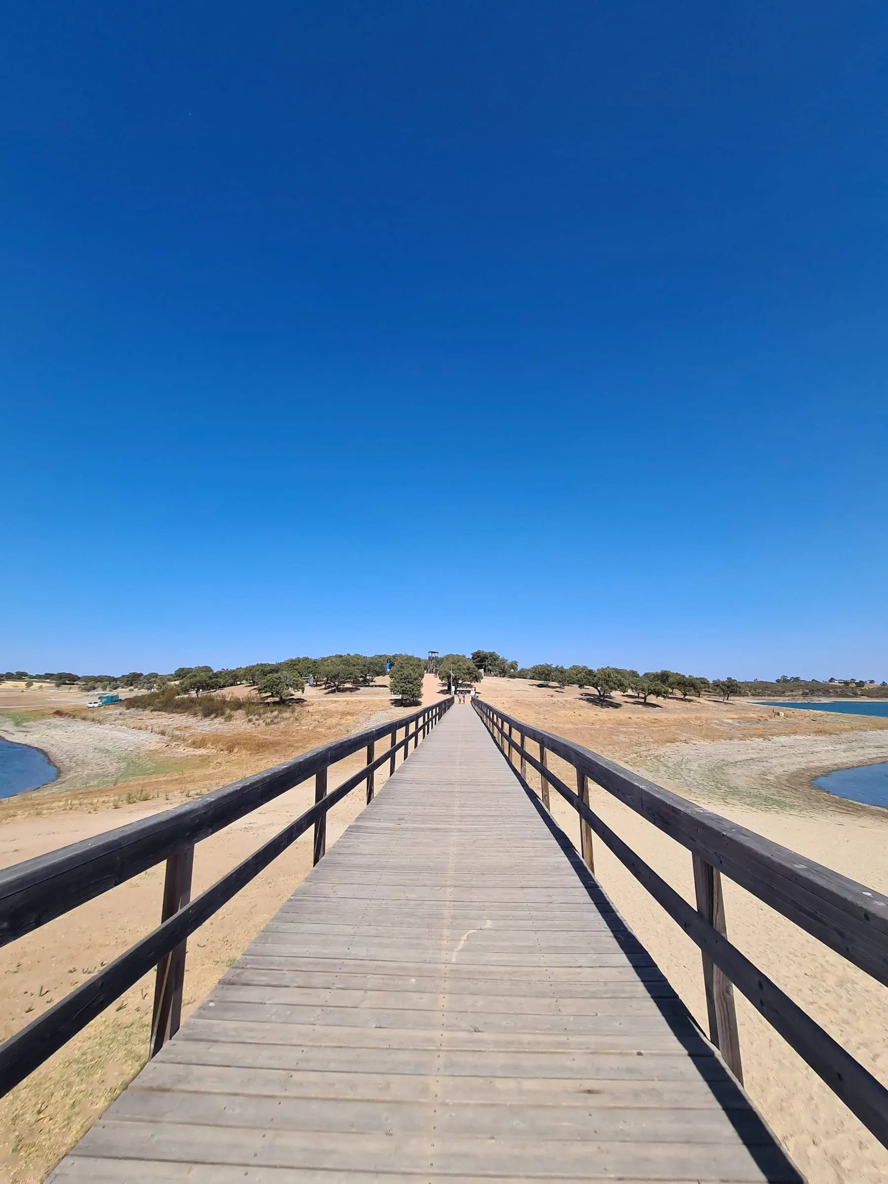 La pasarela de madera que cruza el Alqueva hasta la isla de la Playa Fluvial de Mourão.