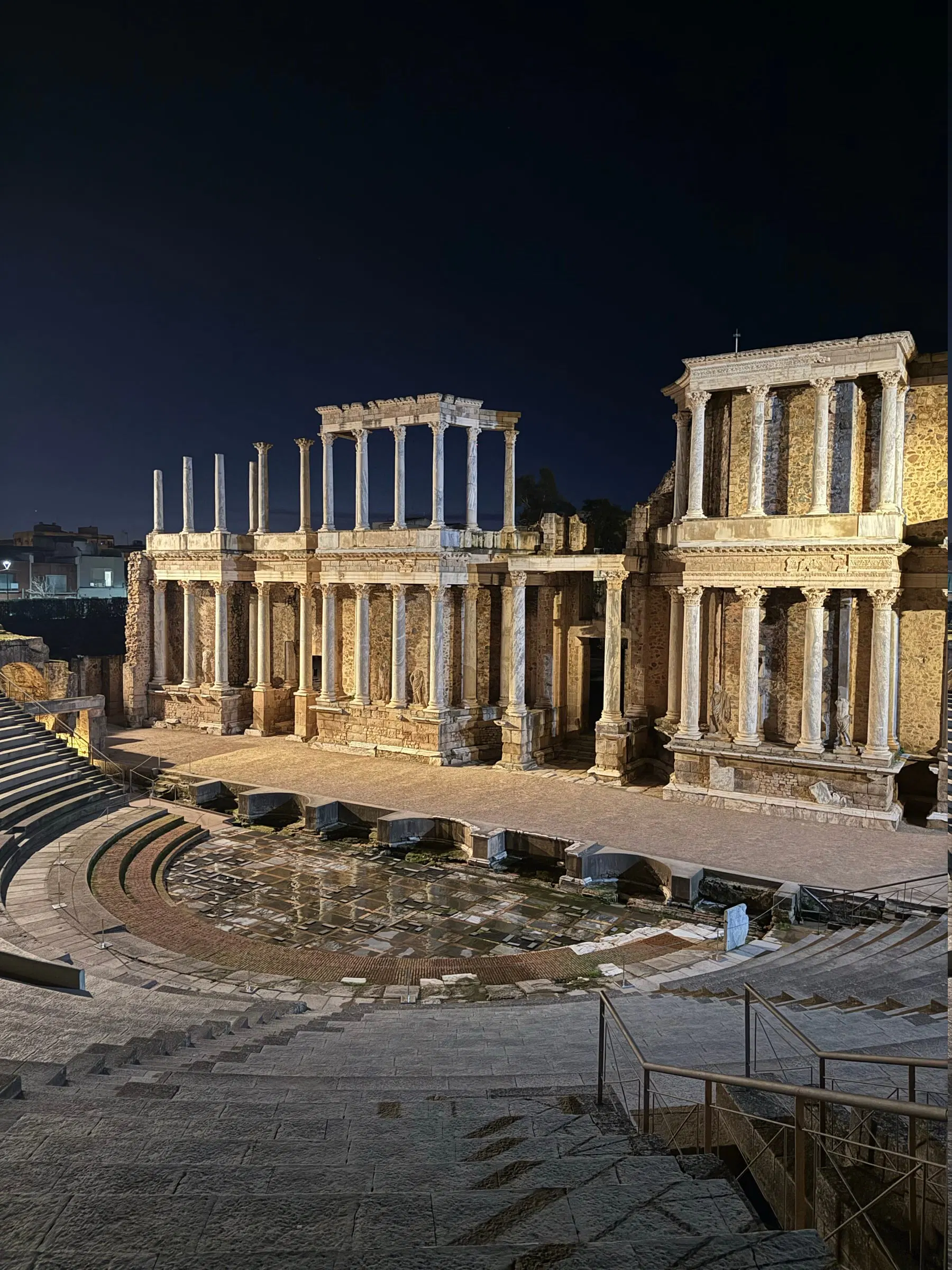 O teatro romano de Mérida iluminado, com a cena de duas ordens de colunas.