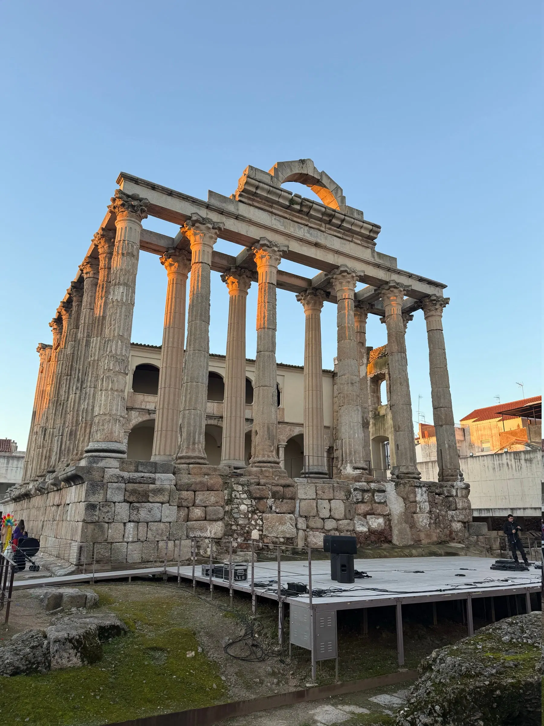 As colunas do Templo de Diana, em Mérida, recortadas contra o céu.