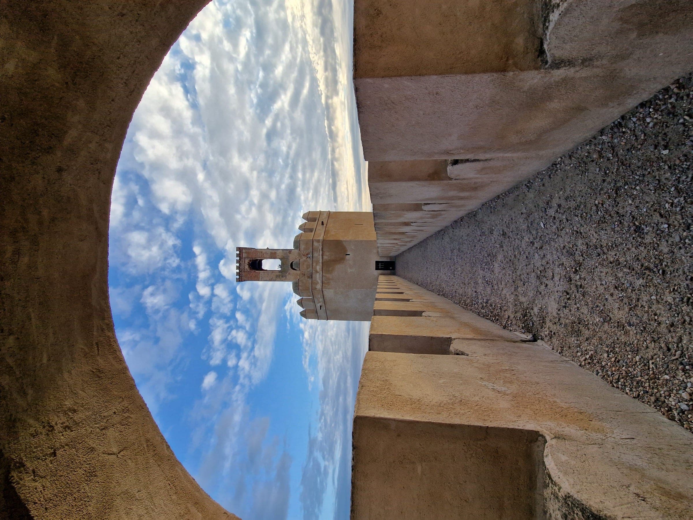 Muralha da alcáçova de Badajoz, com torre ao fundo do caminho de ronda.