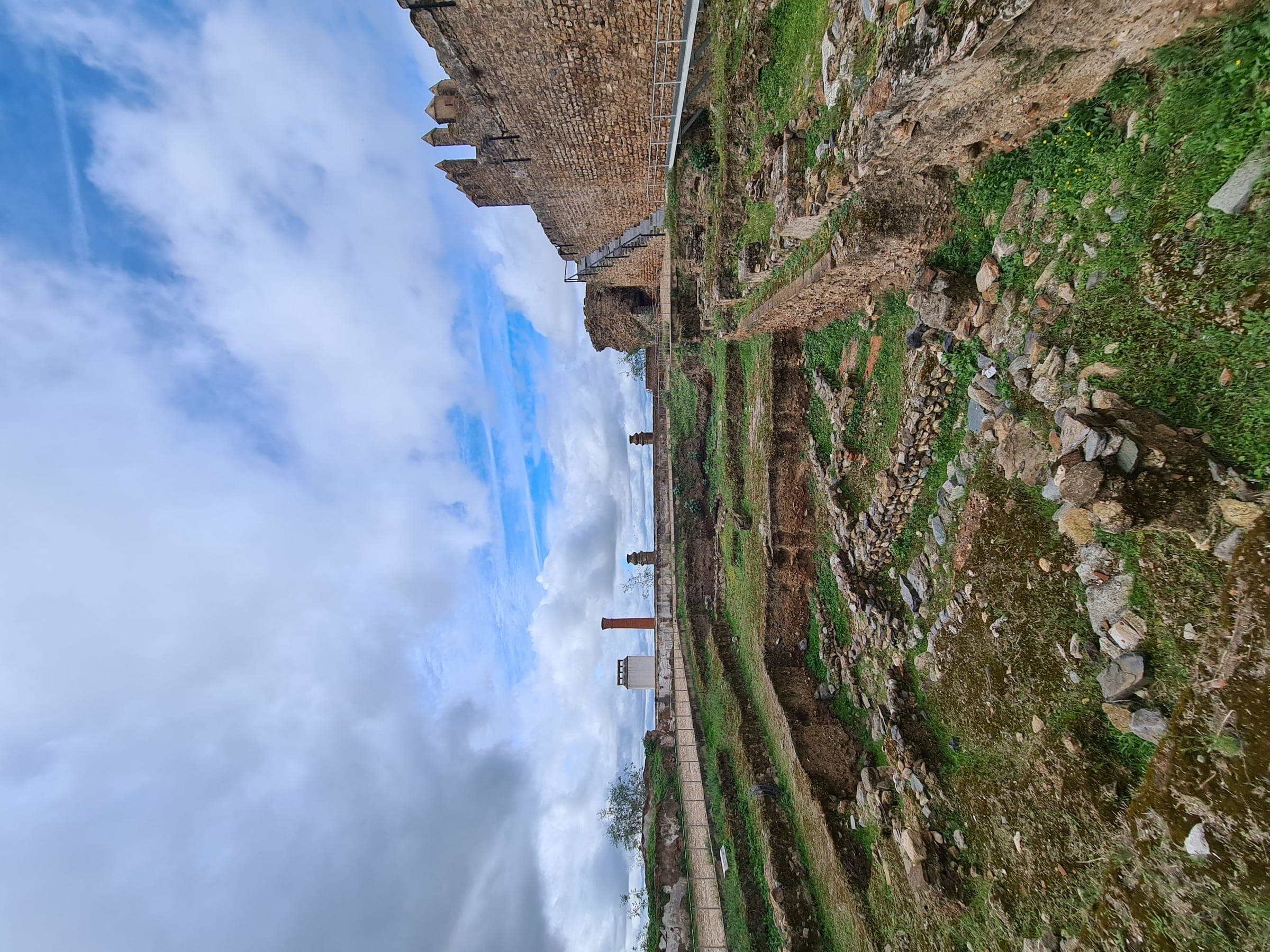 A praça de touros dentro das muralhas do castelo de Moura, com bancadas de terra.