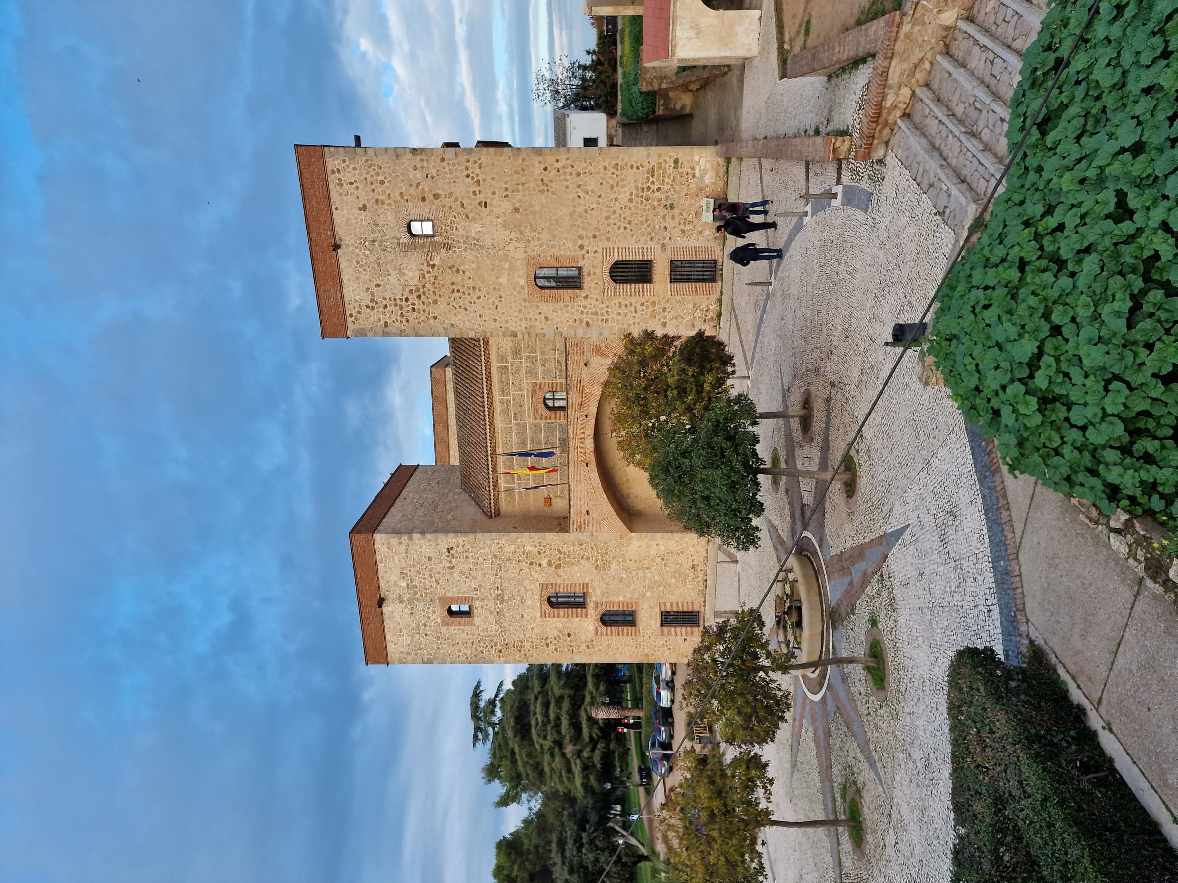A Porta de Palmas, em Badajoz: duas torres cilíndricas ladeando o arco de entrada.