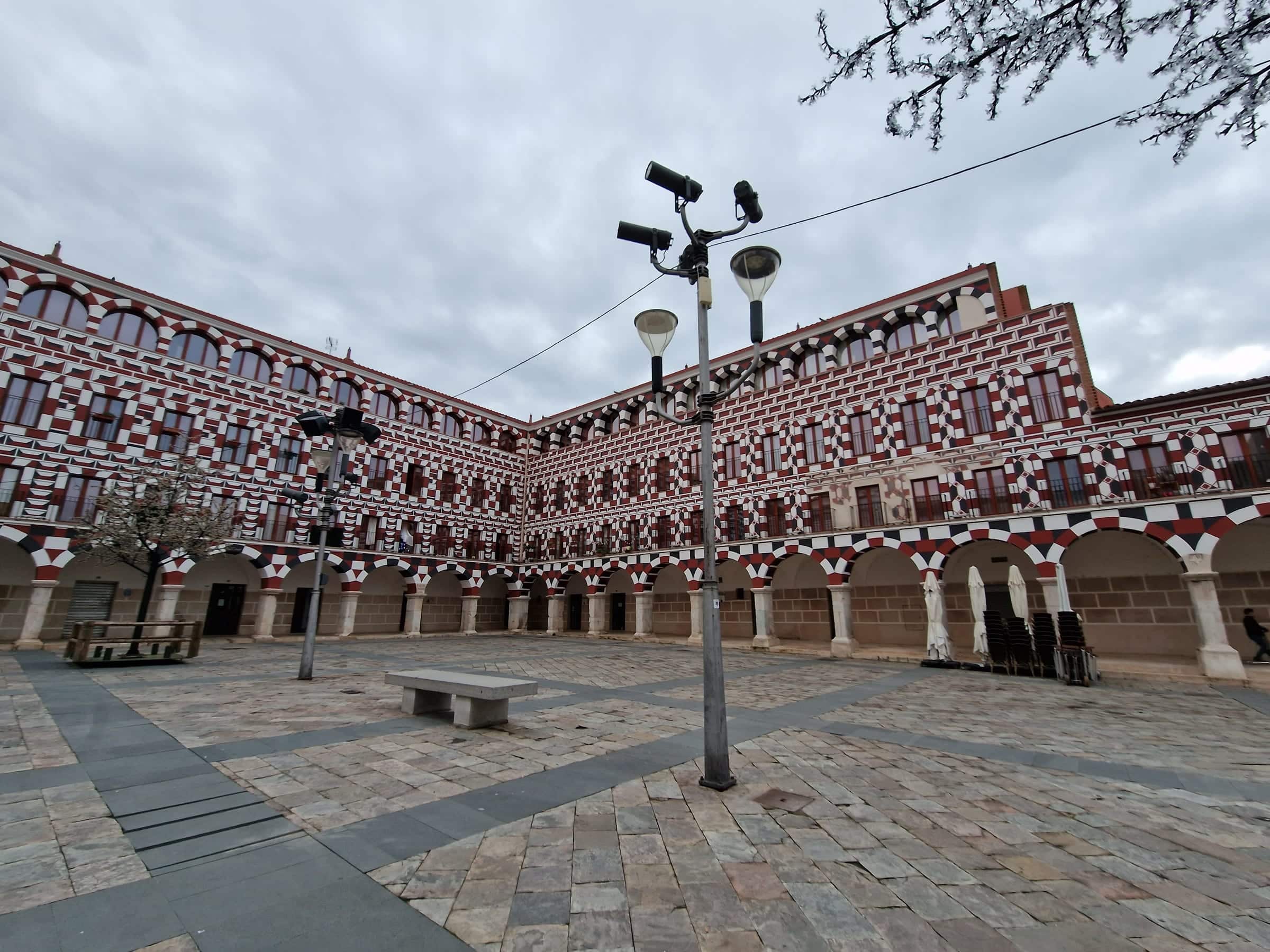 A Plaza Alta de Badajoz, com as arcadas pintadas a vermelho e branco.