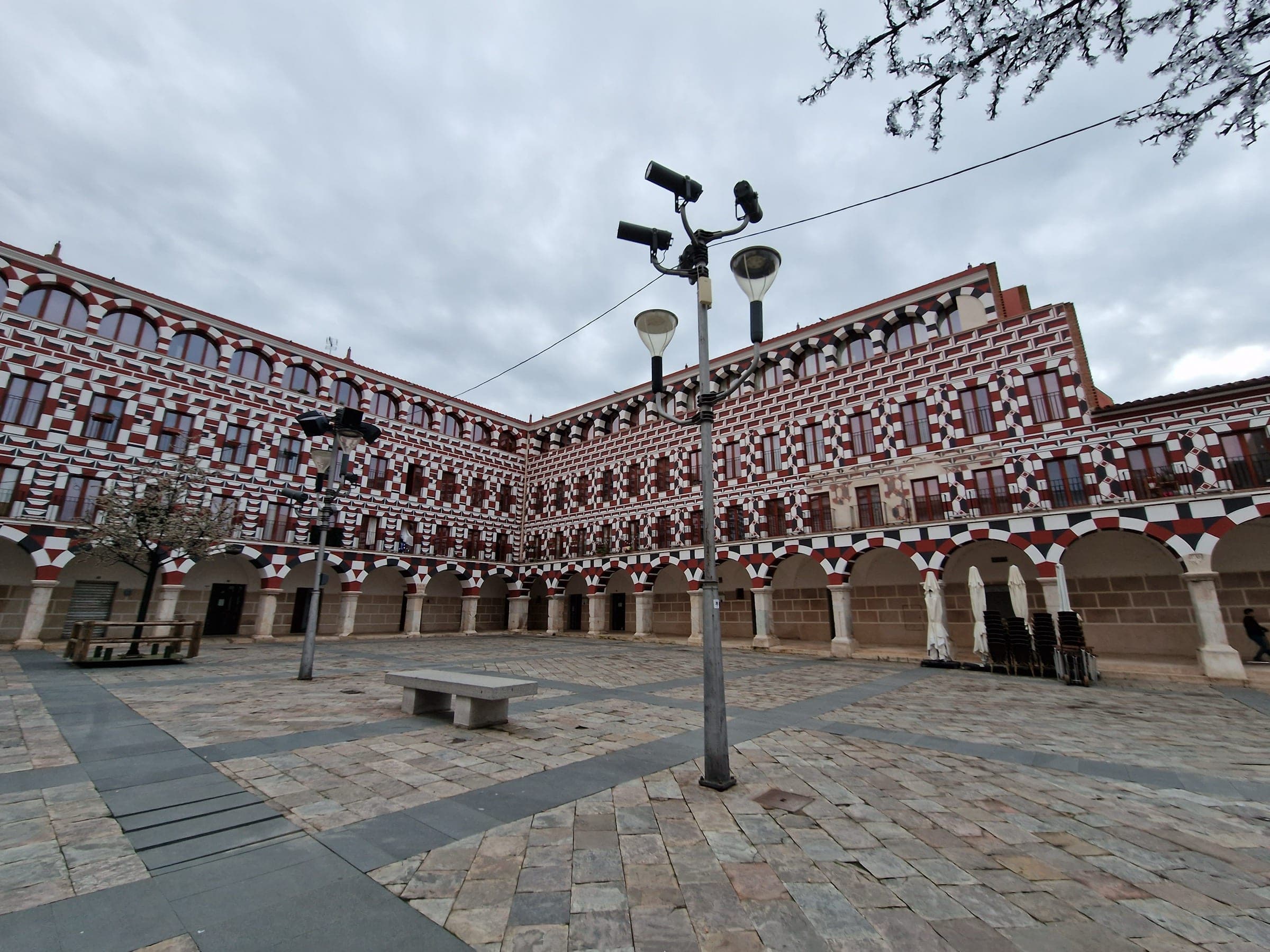A Plaza Alta de Badajoz, com as arcadas pintadas a vermelho e branco.